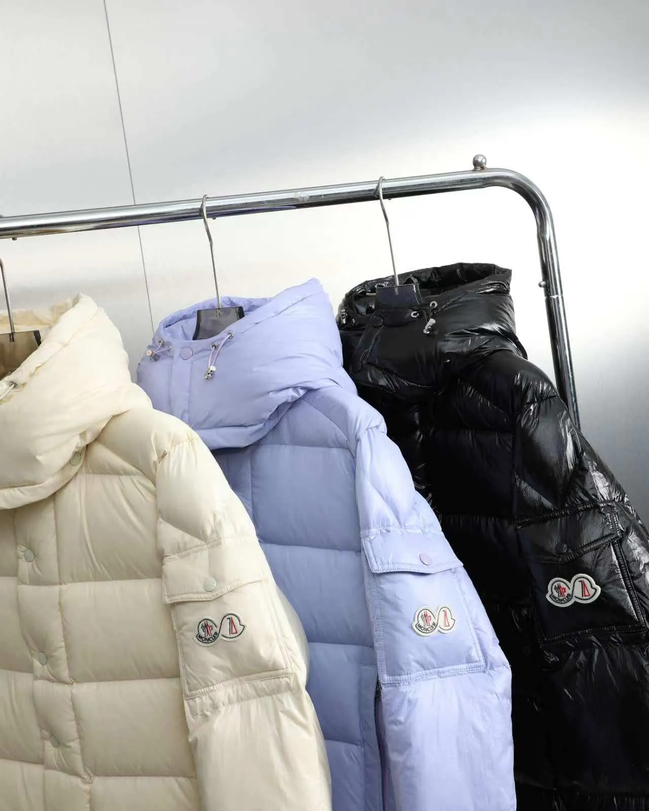 P390 Moncler/ 2026 70 、 。 DNA ， ， 。 Classic ， 、 。 Classic 70 。 Quality， 90 ，Premium Quality ， ，Black ！ Sizes M-3XL